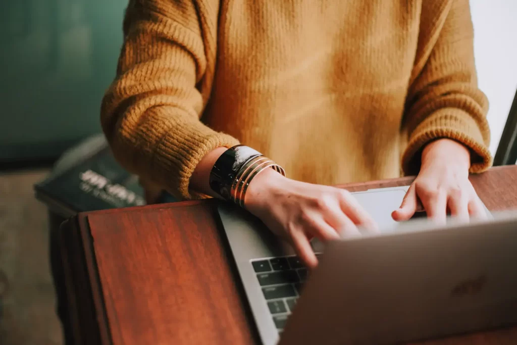 mulher usando o notebook para buscar em bancos de imagem